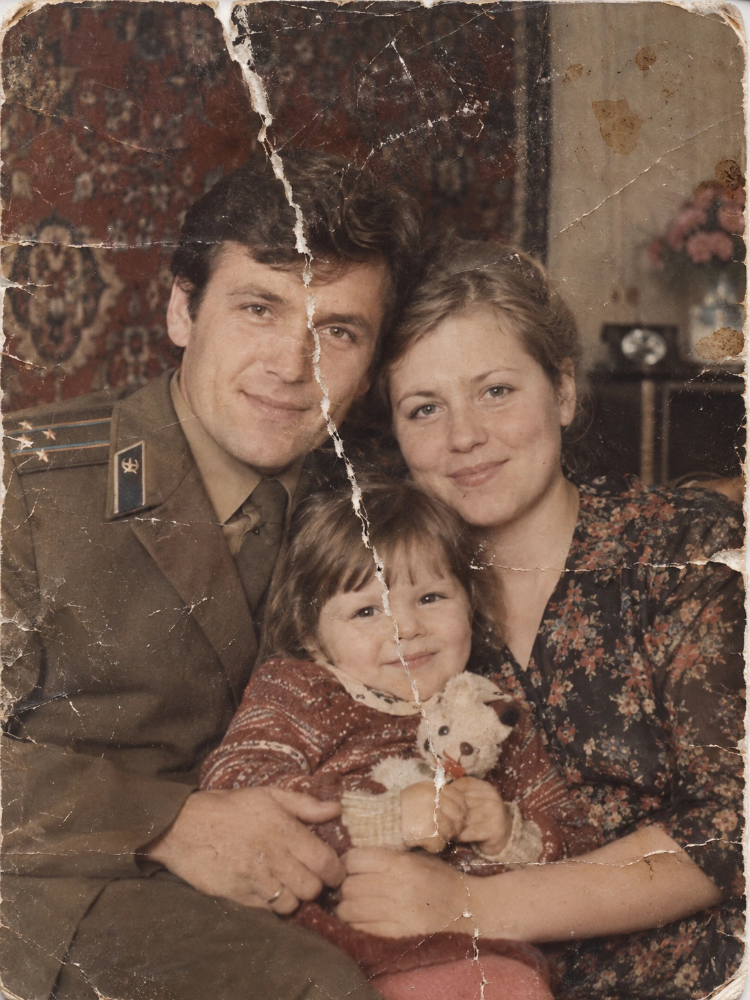 Порванная старая фотография до реставрации